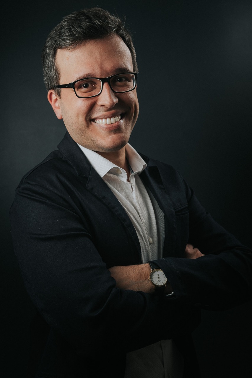 Mikael Lincoln - Editorial